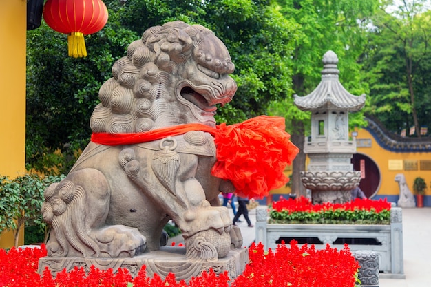 Foto leone custode al tempio di longhua a shanghai