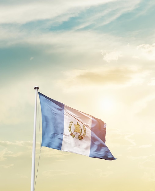 Национальный флаг Гватемалы размахивает