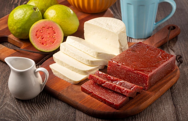 Photo guava jam with sliced cheese on the table romeo e julieta a typical brazilian sweet