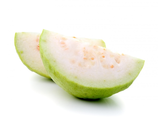 흰색 배경에 구아바 (열대 과일)