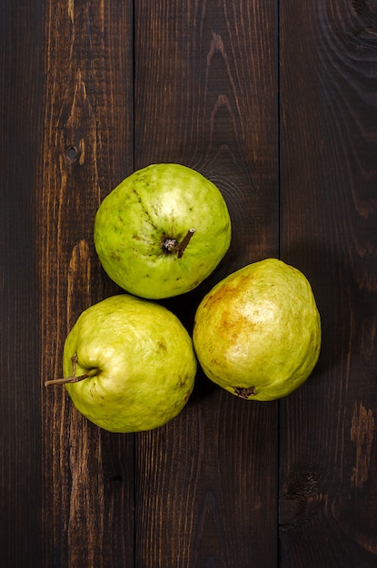 Guave op de achtergrond van groene palmbladen.