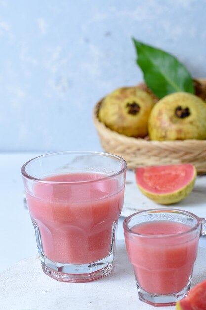 guave-smoothie of guavesap in glasrode en groene kleur Psidium guajava Witte achtergrond