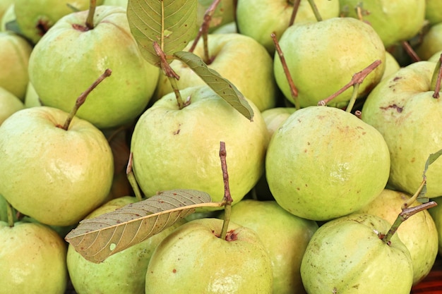 Guavefruit bij straatvoedsel