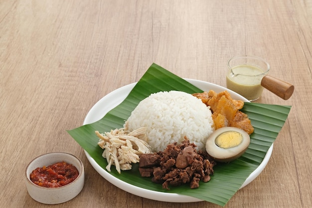 Gudeg, een typisch gerecht uit Yogyakarta, Indonesië, gemaakt van jonge jackfruit gekookt met kokosmelk