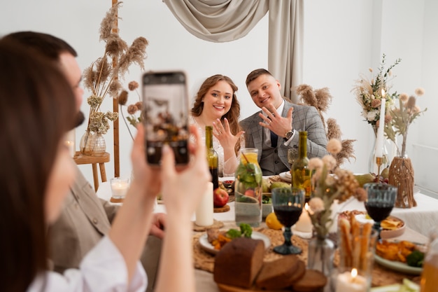 写真 結婚式に出席し、テーブルで食事をするゲスト