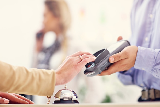 Photo guests paying for hotel