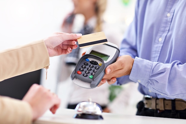 Photo guests paying for hotel