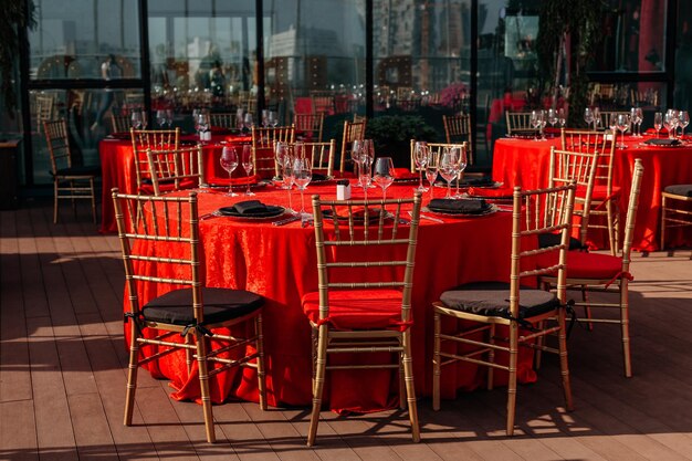 Foto apparecchio per la tavola degli ospiti per banchetti in stile nero rosso e oro cena elegante e di lusso