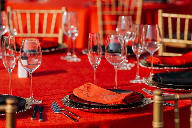 Фото Сервировка столов для банкета в черно-красно-золотом стиле элегантный и роскошный ужин