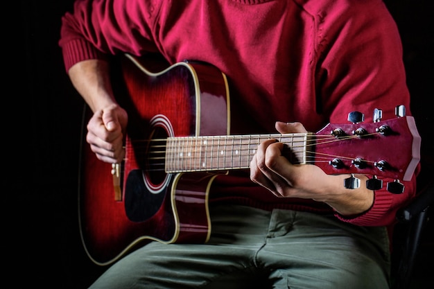 Chitarra acustica suona la chitarra strumento sul palco e sulla band concetto musicale chitarra elettrica chitarrista con corde di chitarra musicista rock strumento musicale chitarre e archi