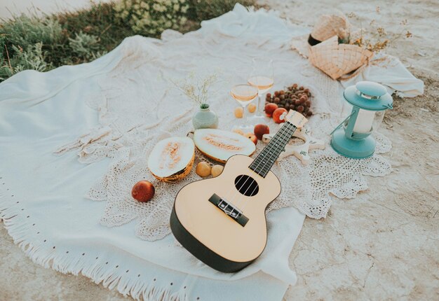 Foto picnic con chitarra e frutta