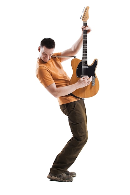 Гитарист, изолированные на белом фоне