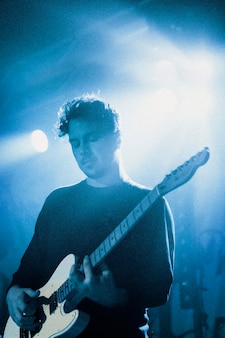 Chitarrista che suona la chitarra elettrica in un concerto rock