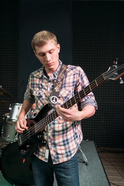 Photo guitarist playing music studio