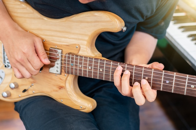 ギタリストはロックミュージックバンドの繰り返しを演奏します。電気のトリミング画像。