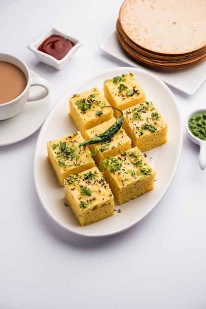 Foto gujarati khaman dhokla realizzato con chana dal, servito con chutney verde, messa a fuoco selettiva