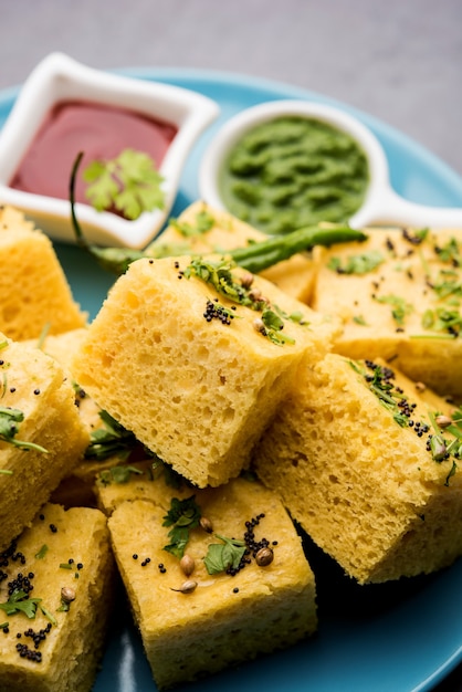 Photo gujarati khaman dhokla made using chana dal, served with green chutney, selective focus