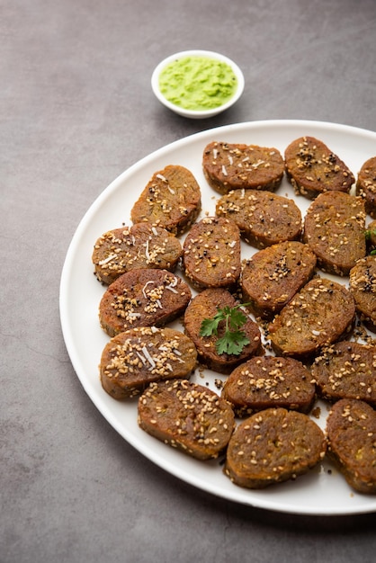 Gli snack gujarati muthiya o muthia sono un alimento salutare cotto a vapore preparato con zucca in bottiglia o doodhi o lauki