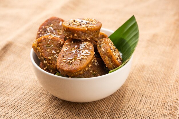 구자라트 간식 Muthiya 또는 muthia는 조롱박이나 두디 또는 라우키를 사용하여 만든 증기 조리 건강 식품입니다.
