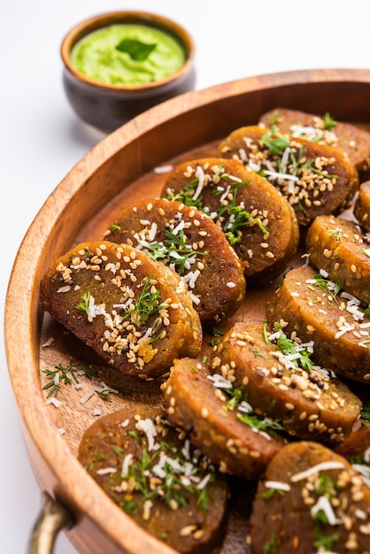 Gujarati-snacks Muthiya of muthia is een met stoom gekookt gezond voedsel gemaakt met behulp van flespompoen of doodhi of lauki