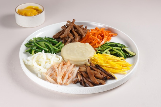 旧正月などの韓国の伝統的な祝日に出されるクジョルパンまたは 9 種類の珍味の盛り合わせ