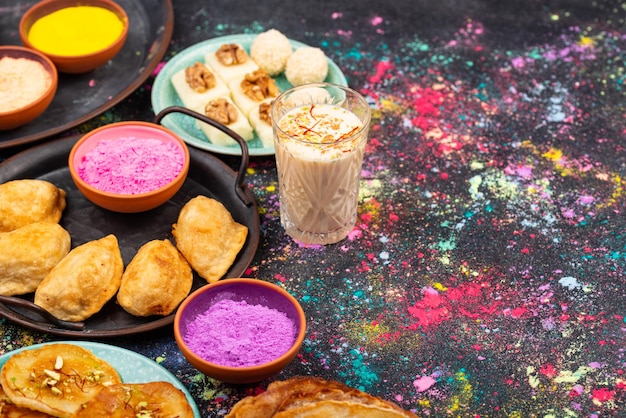 Foto cibo indiano gujiya per il festival di holi