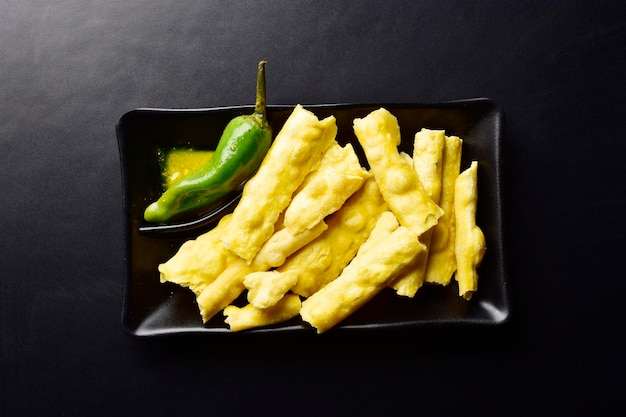 Gujurati snack fafda served with chuney and chilli