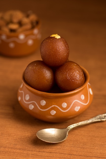 항아리에 Gulab Jamun. 인도 디저트 또는 달콤한 요리