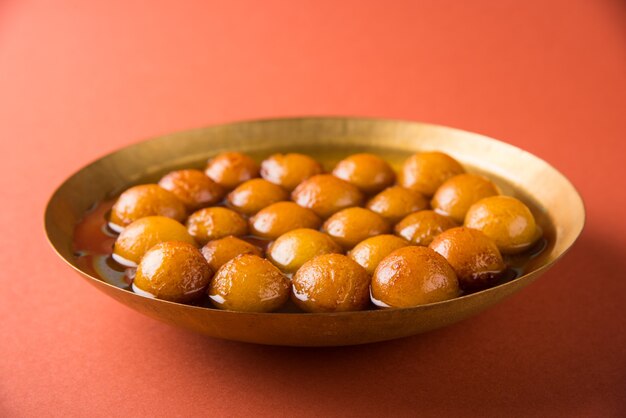 Gulab jamun 또는 gulaab jamun은 우유 고체 기반의 달콤한 미타이입니다.