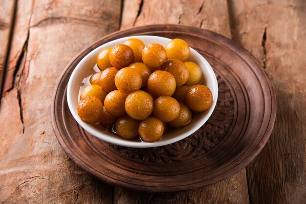 Gulab jamun, o gulaab jamun, è un mithai dolce a base di solidi del latte