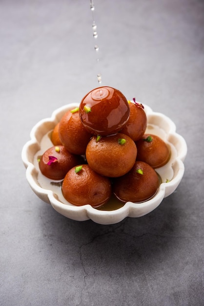 Photo gulab jamun or gulabjamun is an indian sweet served in a bowl as pile closeup view