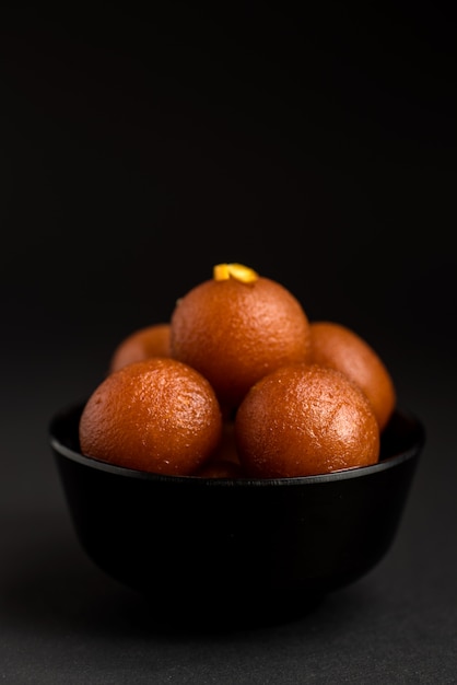 Gulab jamun in kom. indiaas dessert of zoete schotel.