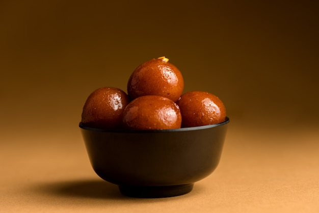 Gulab Jamun in kom. Indiase dessert of zoete schotel.