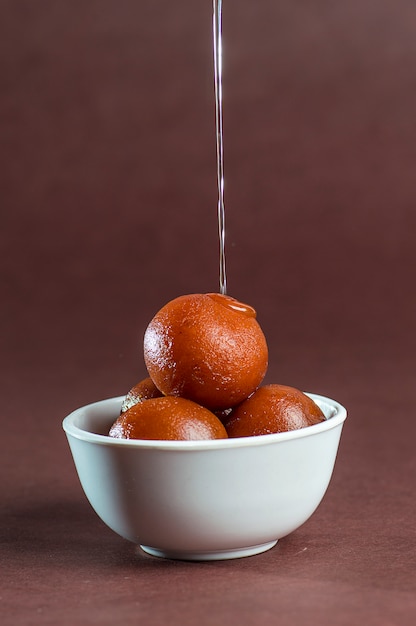 그릇에 Gulab Jamun, 인도 디저트 또는 달콤한 요리.