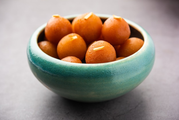 Gulab jamun is een zoete knoedel op basis van melk die populair is in India, Pakistan op festivals zoals Diwali, eid of zelfs huwelijksfeesten