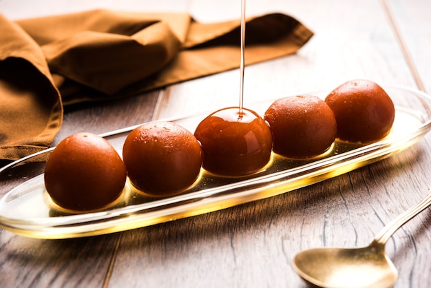 Gulab Jamun은 축제나 결혼식 파티에서 만드는 우유 고체 기반 인도 과자입니다.