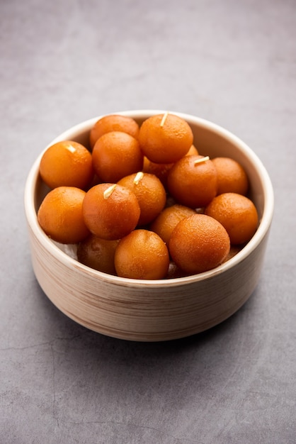 Gulab Jamun은 인도, 파키스탄에서 인기 있는 우유 고체 기반의 달콤한 만두입니다. Diwali, eid 또는 결혼식 파티와 같은 축제에서