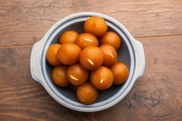 Gulab Jamun은 인도, 파키스탄에서 인기 있는 우유 고체 기반의 달콤한 만두입니다. Diwali, eid 또는 결혼식 파티와 같은 축제에서