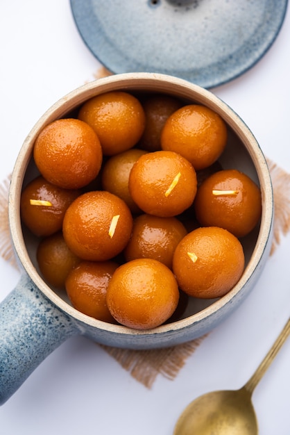 Гулаб джамун - это сладкие клецки на твердой молочной основе, популярные в Индии, Пакистане на таких фестивалях, как Дивали, Ид или даже на свадебных вечеринках.