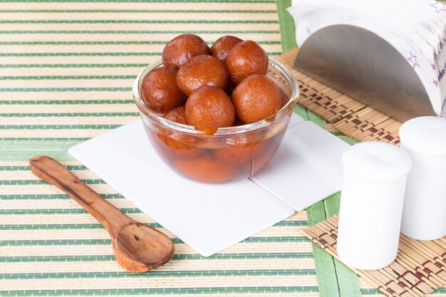 Gulab jamun è un popolare dessert indiano