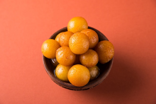 Gulab jamun, of gulaab jamun, is een op melk gebaseerde zoete mithai