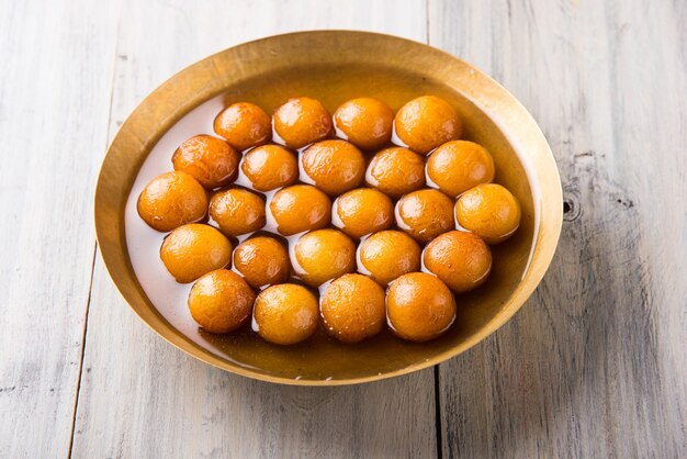 Gulab jamun, of gulaab jamun, is een op melk gebaseerde zoete mithai