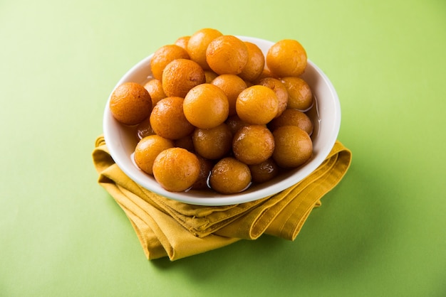 Gulab jamun, of gulaab jamun, is een op melk gebaseerde zoete mithai