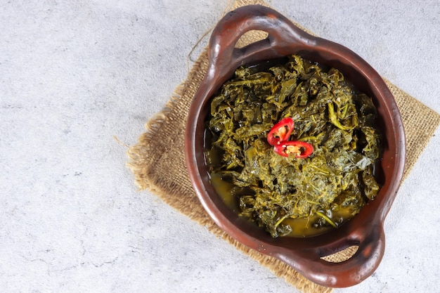 Gulai daun singkong Gulai cassava Leafは、ココナッツミルクで調理したキャッサバの葉から作られています。