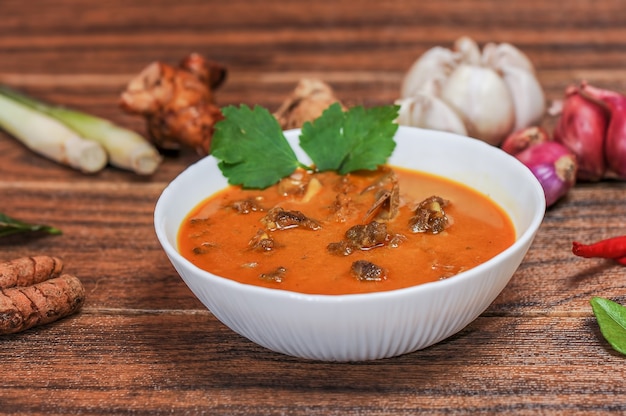 Il gulai kambing è un tipo di cibo tradizionale indonesiano contenente cibi ricchi e speziati