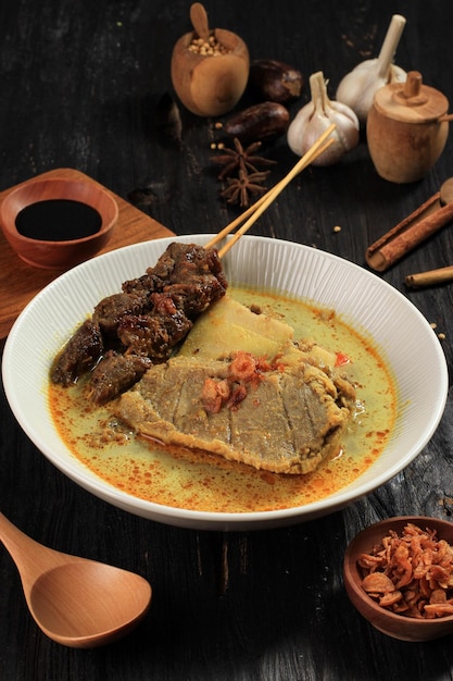 Gule Kambing Jawa Timur 또는 East Java Lamb Curry, Eid al Adha를 위한 맛있는 메뉴. 보통 Sate Kambing(양고기 꼬치)과 함께 제공됩니다.