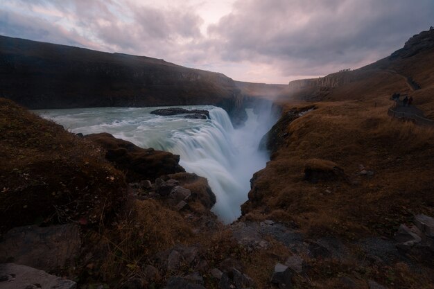 ガルフォスの滝、アイスランドで最も有名で最も強い滝の1つ。