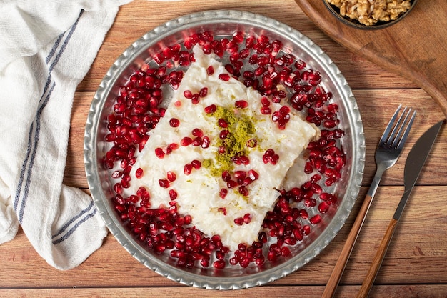 Десерт Гуллак Молочный десерт, приготовленный специально для месяца Рамадана Традиционные деликатесы турецкой кухни Гуллак десерт на медной тарелке Верхний вид