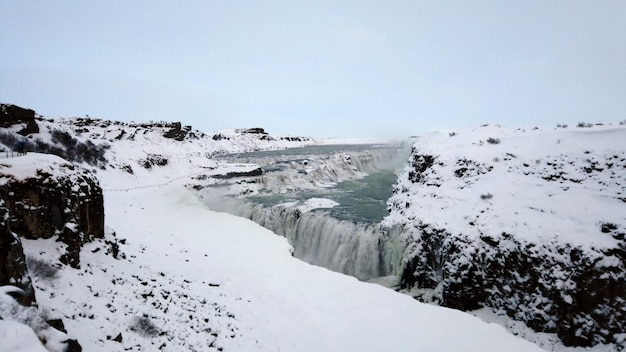 아이슬란드의 겨울 눈이 내리는 동안 흐비타(hvita) 강 협곡의 굴포스(gullfoss) 폭포 전망