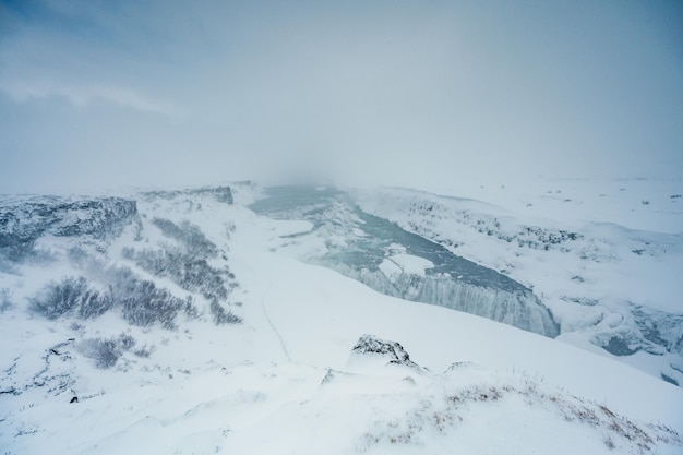 Gullfoss waterval uitzicht en winter Lanscape foto in het winterseizoen Gullfoss is een van de meest populaire watervallen in IJsland en toeristische attracties